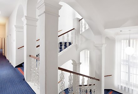 Klassisches Treppenhaus im Badenia Hotel Praha in Franzensbad