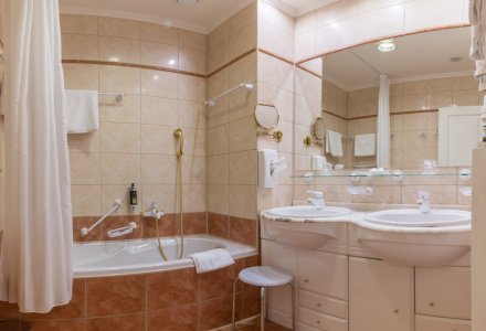 Badezimmer im Doppelzimmer Superior Plus mit Blick zum Goetheplatz im Ensana Health Spa Hotel Hvezda in Marienbad
