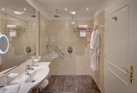 Badezimmer in der Juniorsuite de luxe im Ensana Health Spa Hotel Nove Lazne in Marienbad © Jan Prerovsky