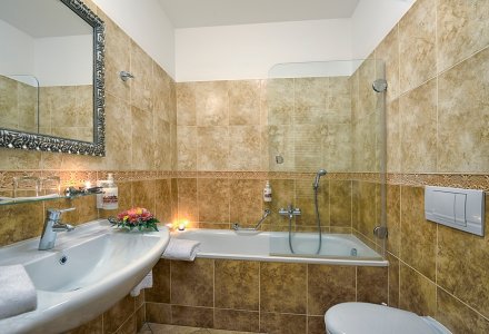 Badezimmer des Doppelzimmers Deluxe im Hotel Continental in Marienbad