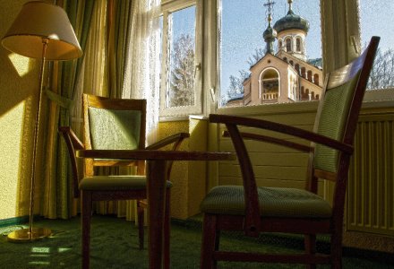 Blick aus einem Zimmer im Spa Hotel Richard in Marienbad zur Russischen Kirche 