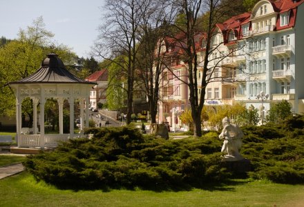 Park vor dem Hotel Astoria in St. Joachimsthal