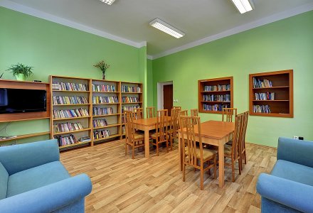 Gemeinschaftsraum mit Bibliothek im Kurkomplex Curie in St. Joachimsthal