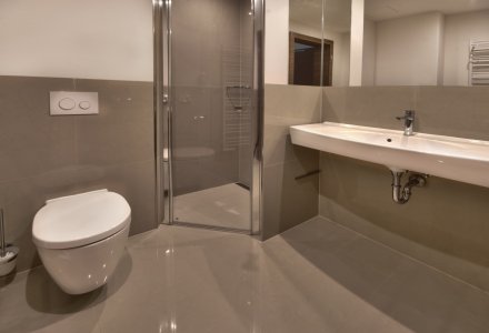 Badezimmer im Doppelzimmer Standard im Luxury Spa & Wellness Hotel Prezident in Karlsbad © Hotel
