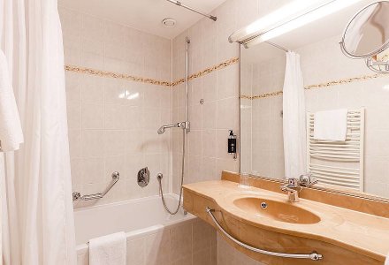 Badezimmer im Einzelzimmer im Hotel Thermal in Karlsbad © WWW.LUKASLEGI.COM