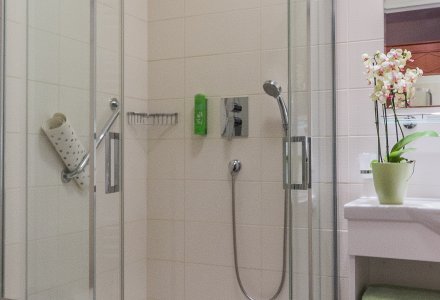 Dusche im Doppelzimmer Superior im Ensana Health Spa Hotel Butterfly in Marienbad © Jan Prerovsky