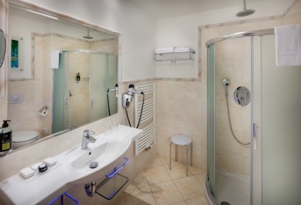 Wohnbeispiel Badezimmer im Doppelzimmer Superior Plus Imperial im Ensana Health Spa Hotel Hvezda in Marienbad © Jan Prerovsky