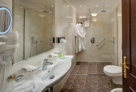 Wohnbeispiel Badezimmer im Doppelzimmer Superior DeLuxe im Ensana Health Spa Hotel Nove Lazne in Marienbad © Jan Prerovsky