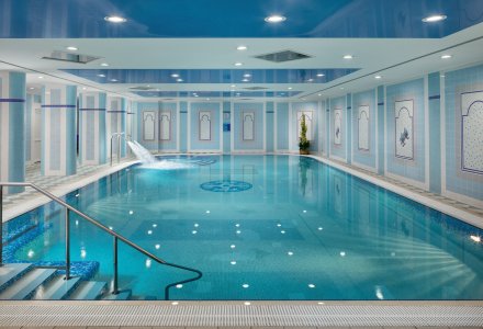 Schwimmbecken im Ensana Health Spa Hotel Pacifik in Marienbad © Jan Prerovsky