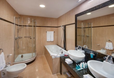 Badezimmer in der Royal Suite im Spa & Wellness Hotel Olympia in Marienbad © janprerovsky.com