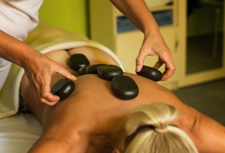 Hot-Stone-Massage im MONTI Spa Hotel in Franzensbad  © romanknedlik.com