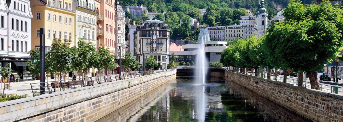 Fluß und Uferpromenade an der Tepla in Karlsbad © nsahraj - stock.adobe.com